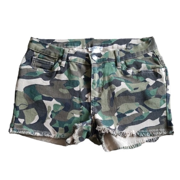 Venus Frayed Hem Camo Shorty‎ Jean Shorts Sz. 6 NWOT - Picture 1 of 10
